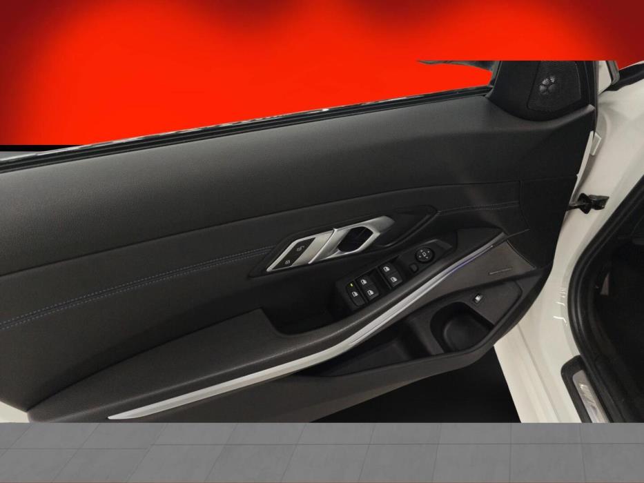 BMW 330 2019