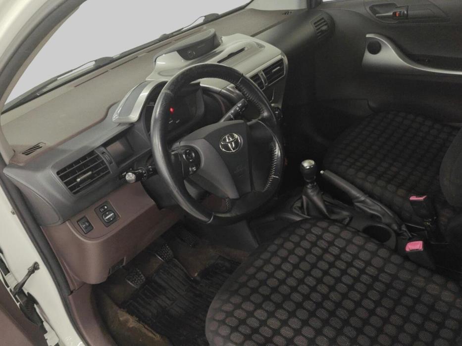 TOYOTA iQ 2010