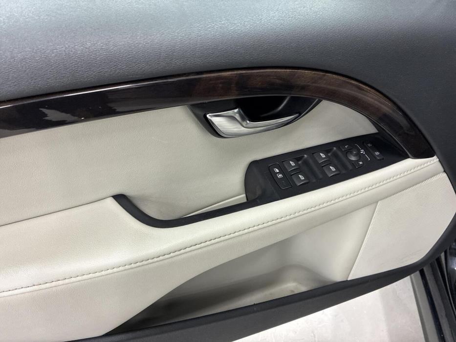 VOLVO V70 2016