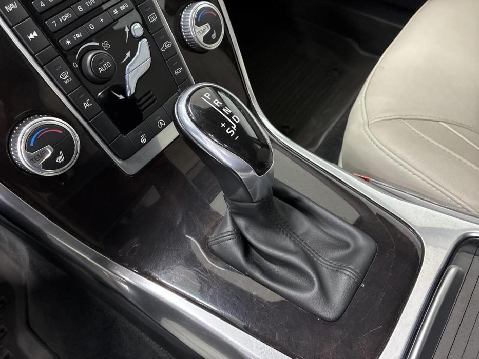 VOLVO V70 2016