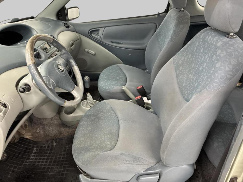 TOYOTA Yaris 2001