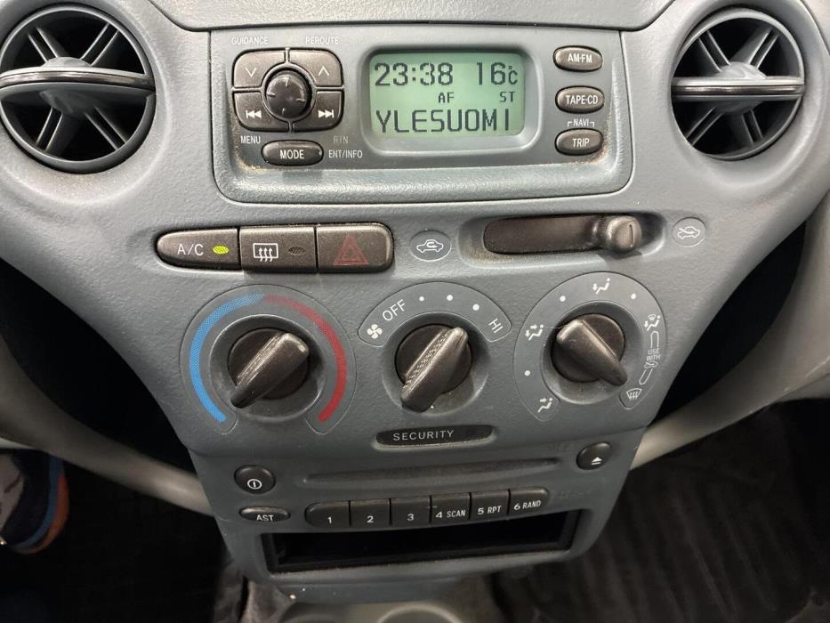 TOYOTA Yaris 2001