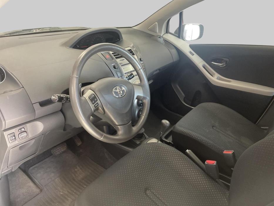 TOYOTA Yaris 2010