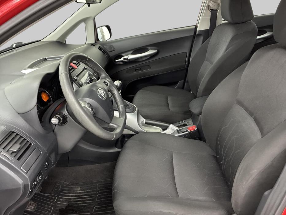 TOYOTA Auris 2011
