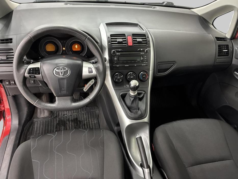 TOYOTA Auris 2011