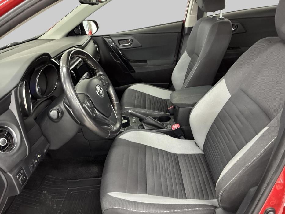 TOYOTA Auris 2015