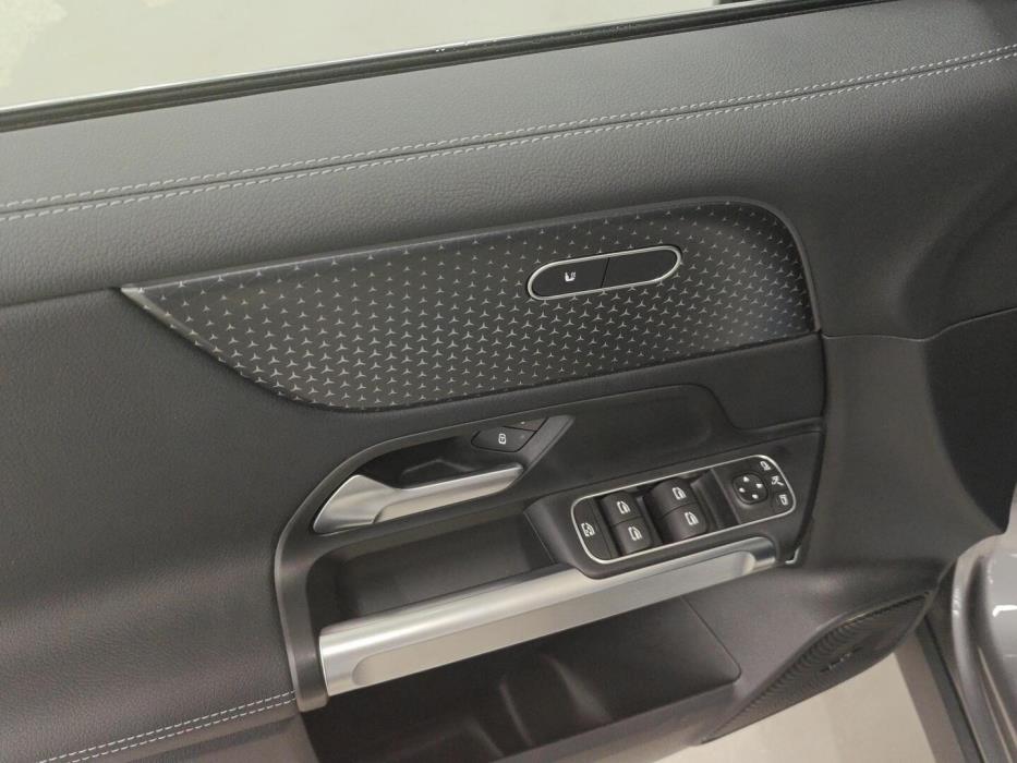 MERCEDES-BENZ EQB 2025