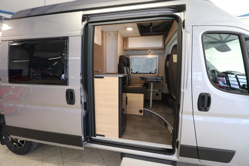 ROADCAR VAN R 600 2024