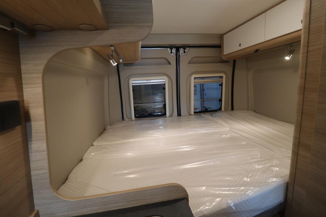 ROADCAR VAN R 600 2024