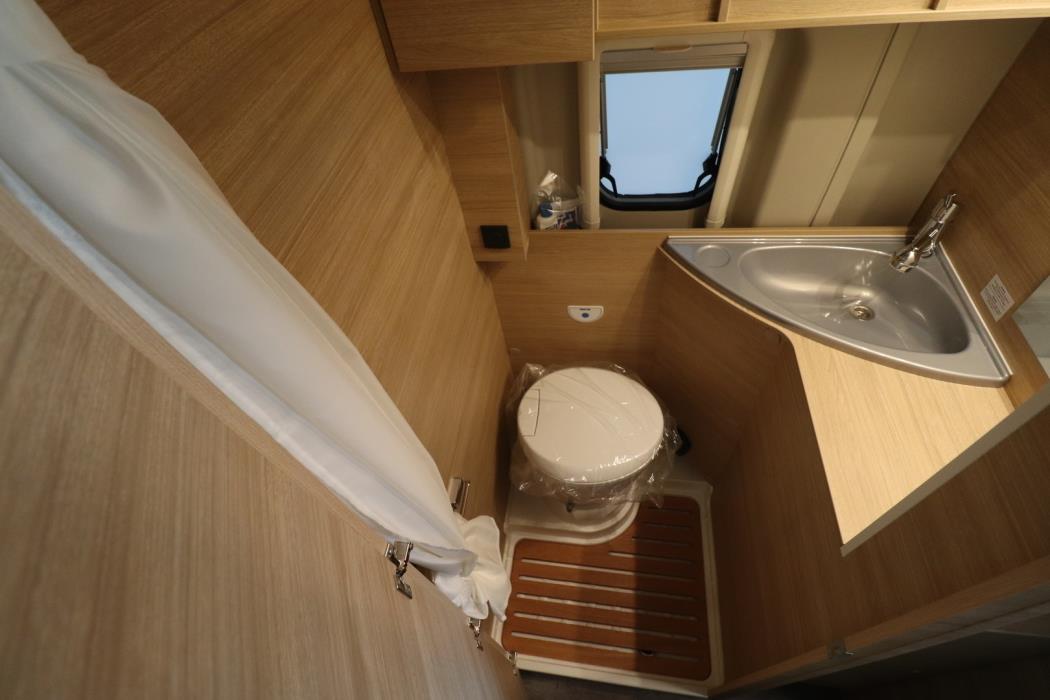 ROADCAR VAN R 600 2024