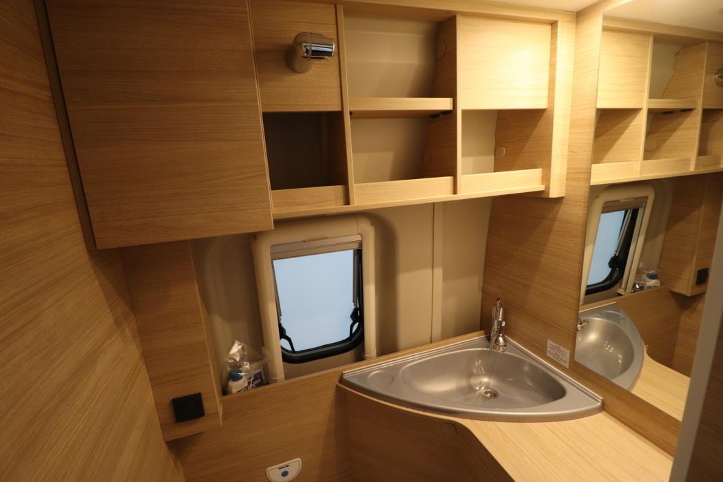 ROADCAR VAN R 600 2024