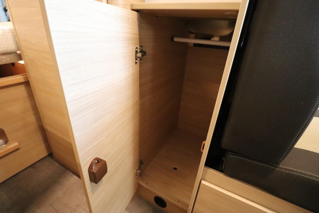 ROADCAR VAN R 600 2024