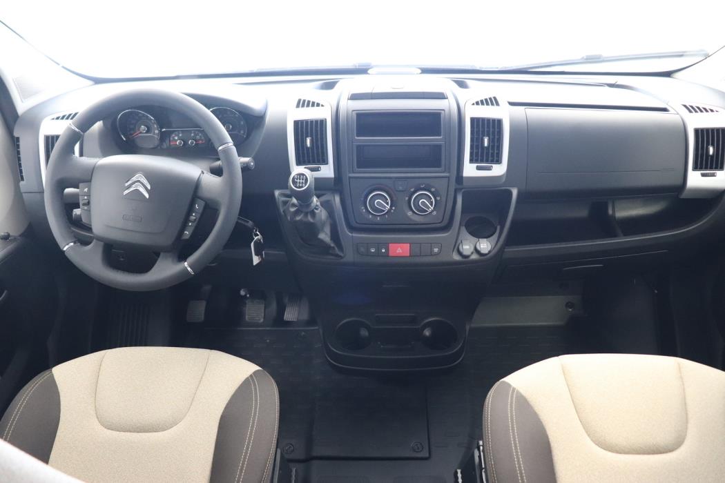 ROADCAR VAN R 600 2024