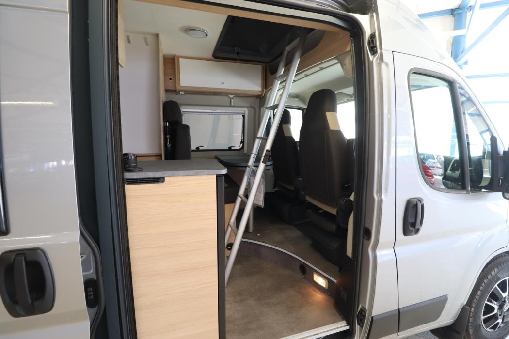 ROADCAR VAN R 600 2024