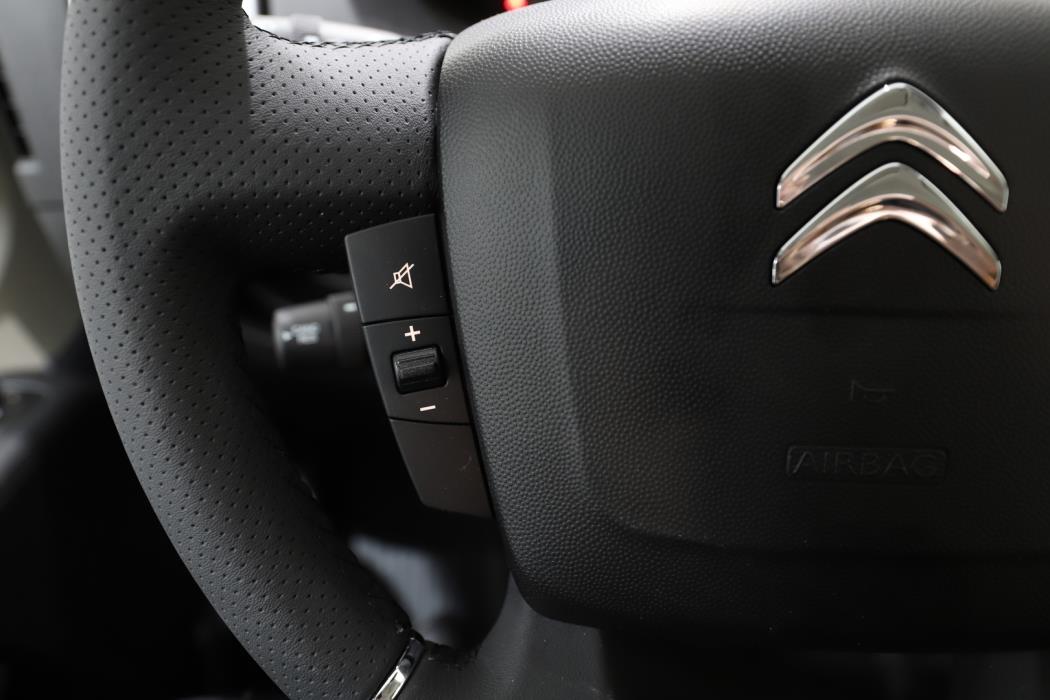 ROADCAR VAN R 601 2024