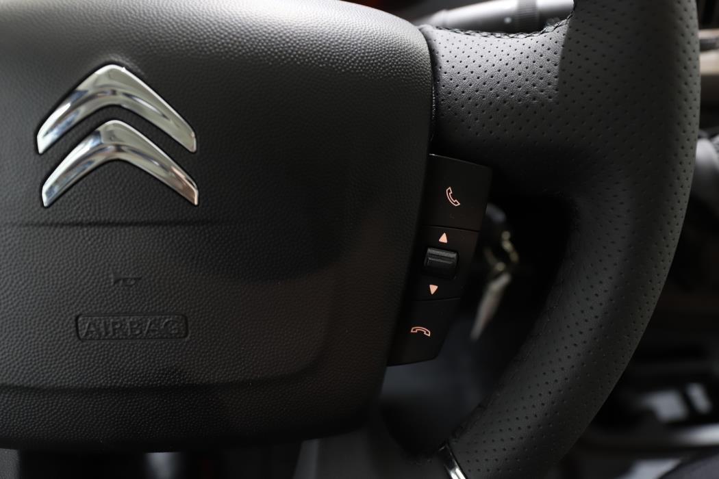 ROADCAR VAN R 601 2024