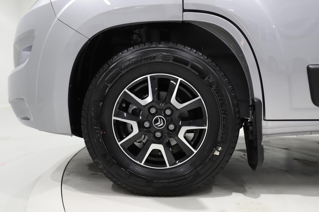 ROADCAR VAN R 601 2024