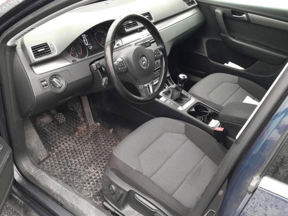 VOLKSWAGEN Passat 2011