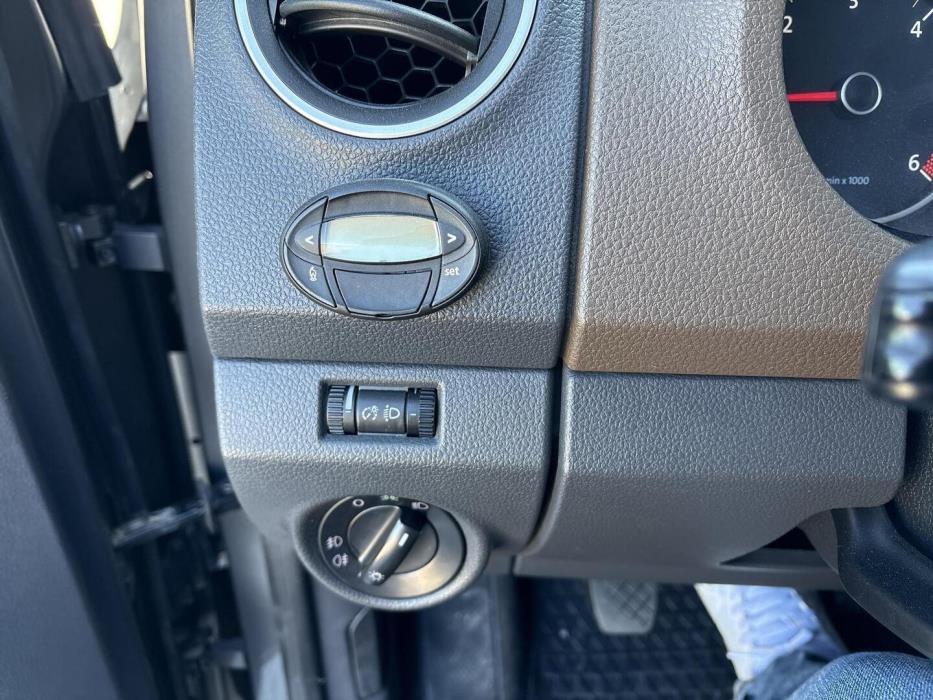 VOLKSWAGEN Amarok 2012