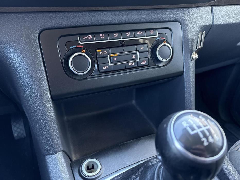 VOLKSWAGEN Amarok 2012