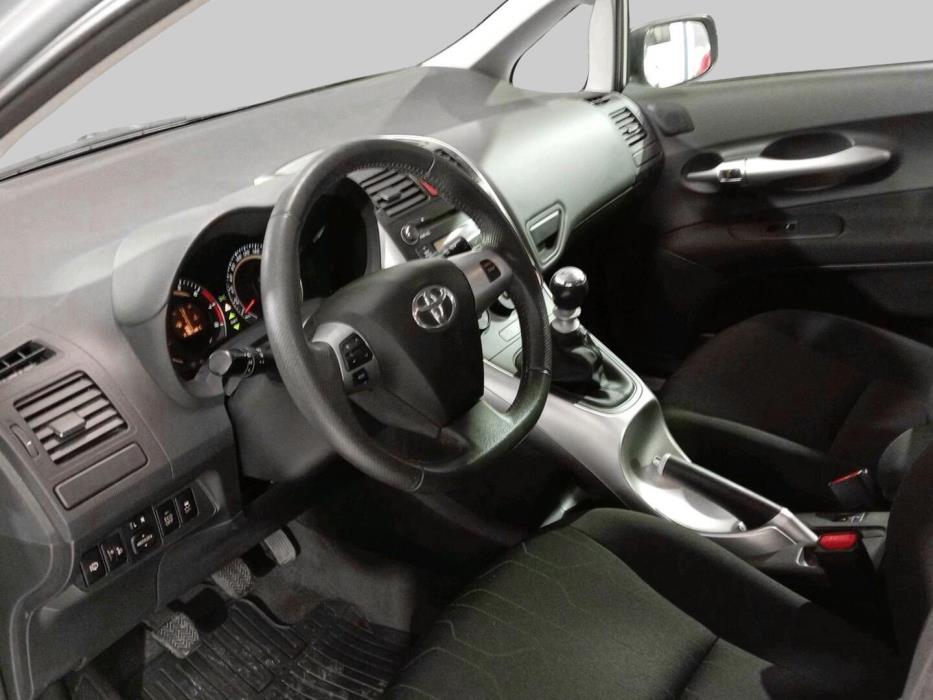 TOYOTA Auris 2011