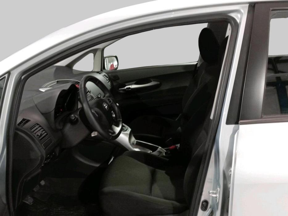 TOYOTA Auris 2011