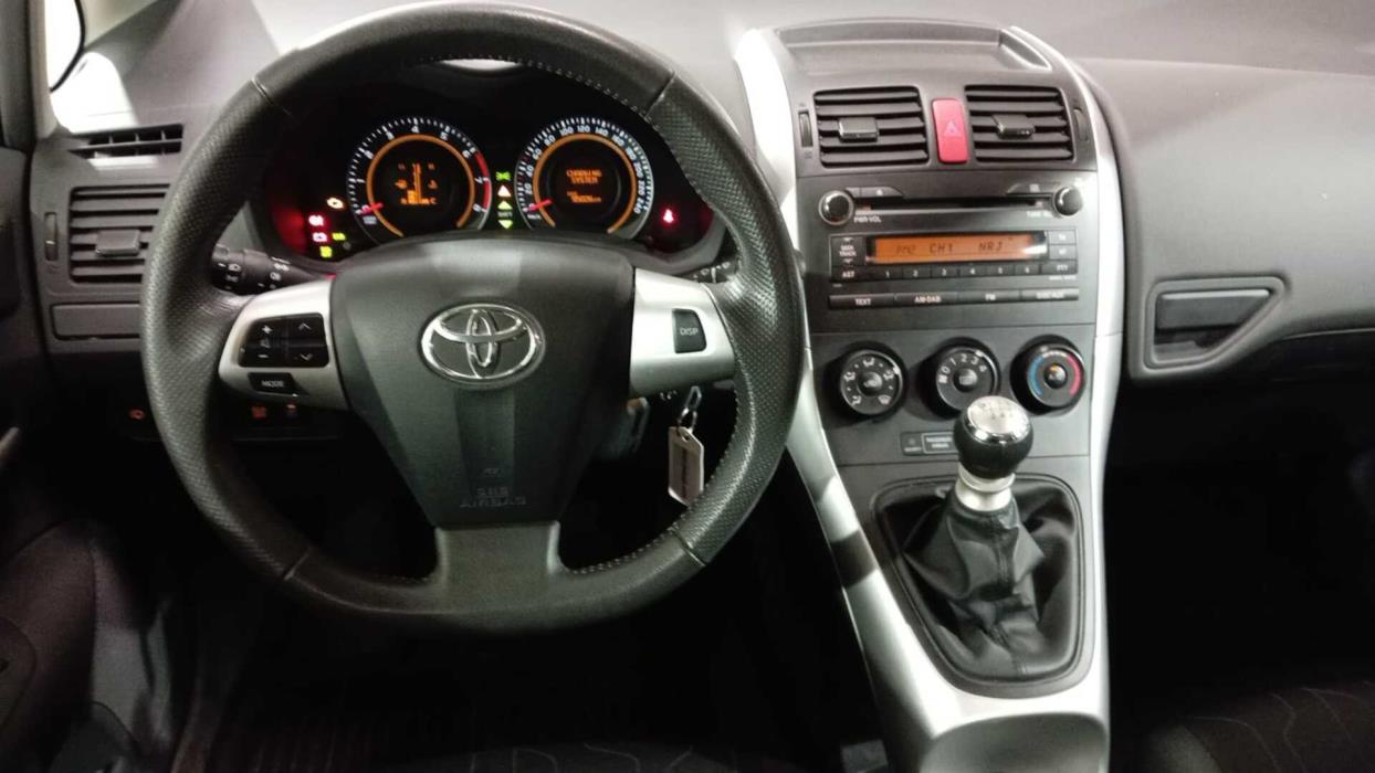 TOYOTA Auris 2011