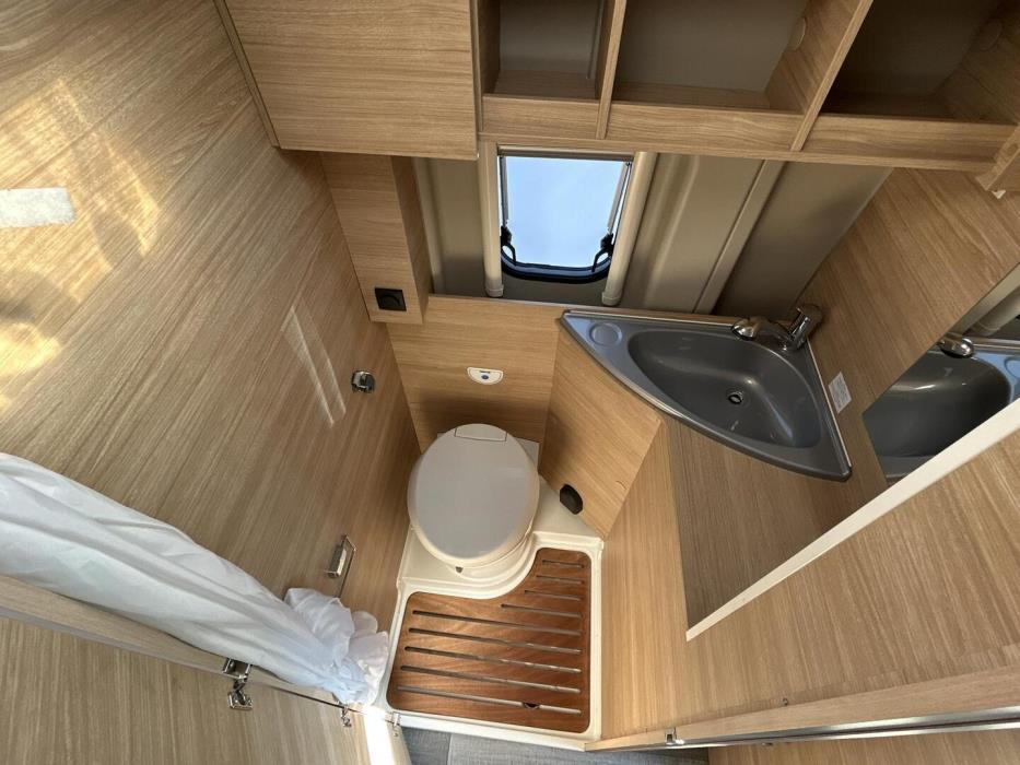 ROADCAR VAN R 600 2021