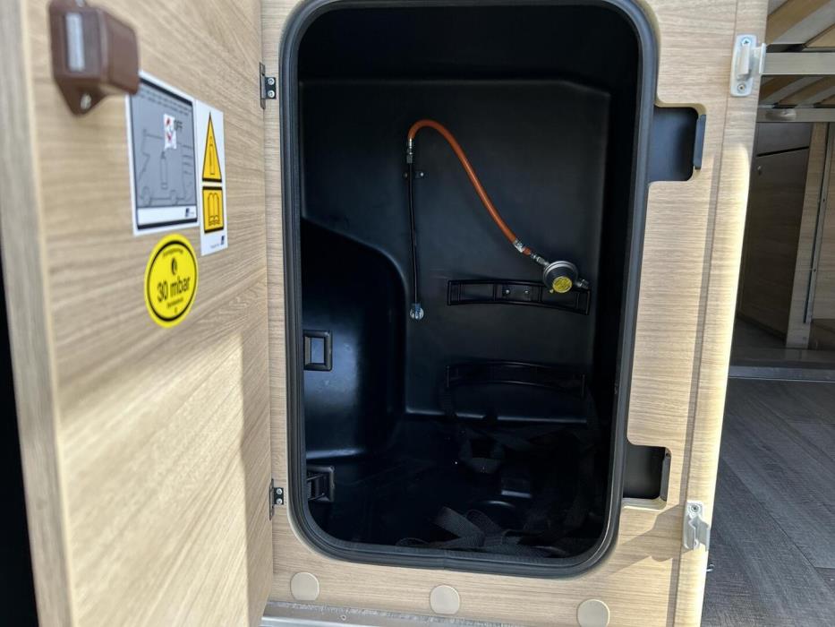 ROADCAR VAN R 600 2021