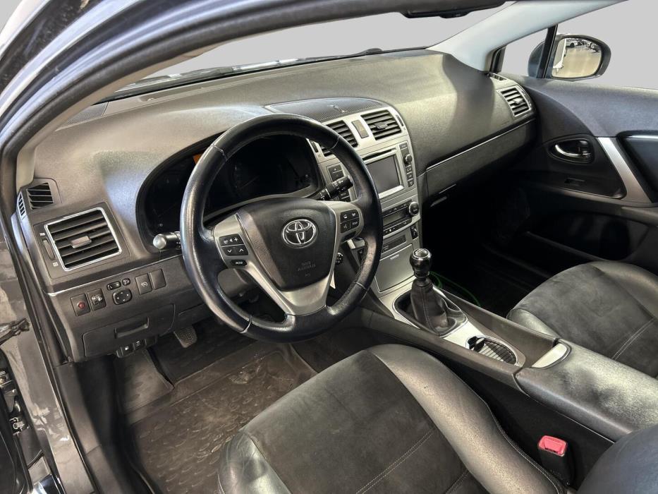 TOYOTA Avensis 2013