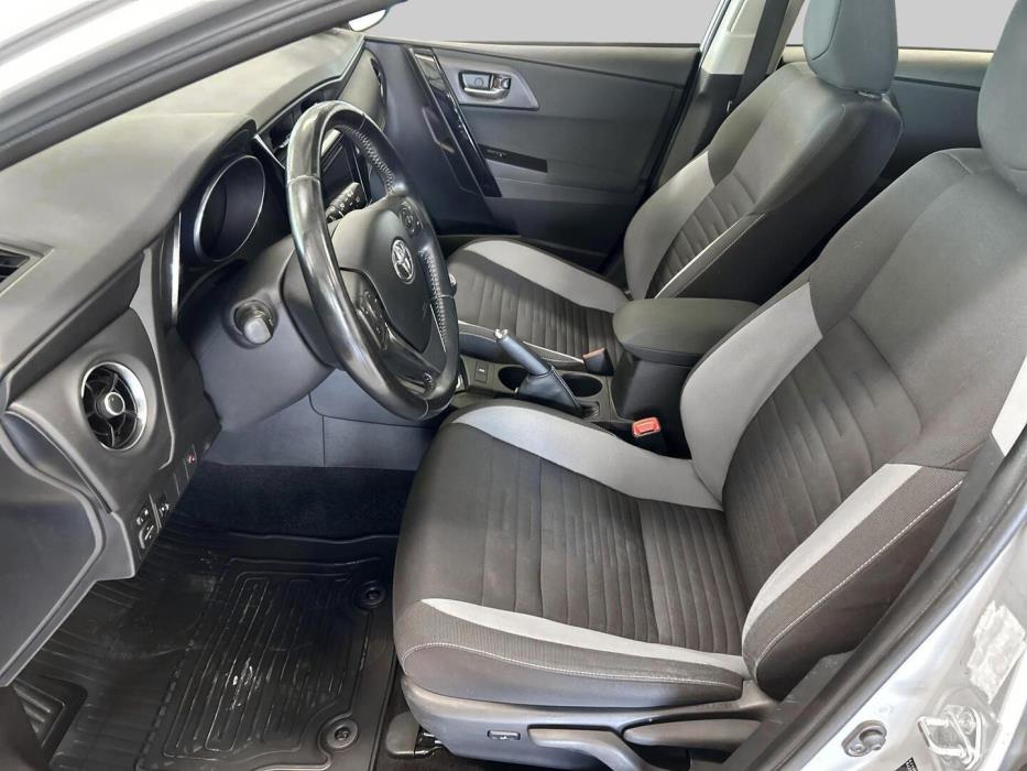 TOYOTA Auris 2016