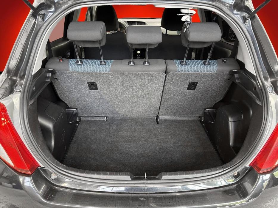 TOYOTA Yaris 2012