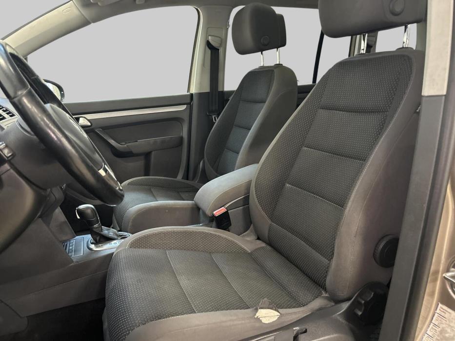 VOLKSWAGEN Touran 2015