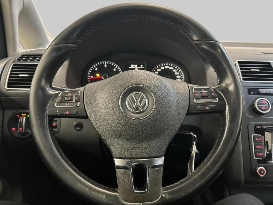 VOLKSWAGEN Touran 2015