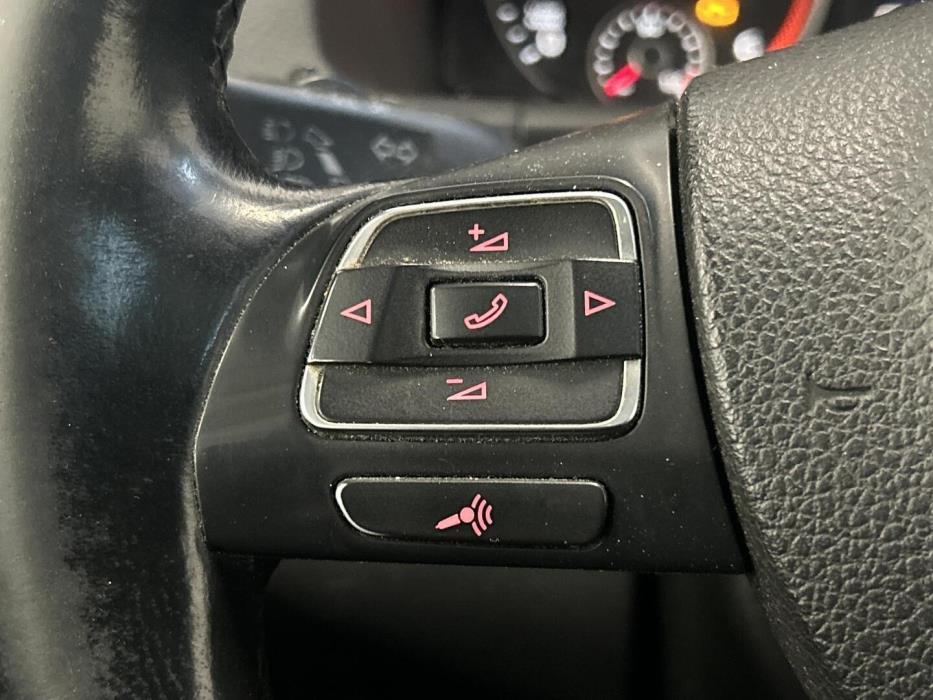 VOLKSWAGEN Touran 2015