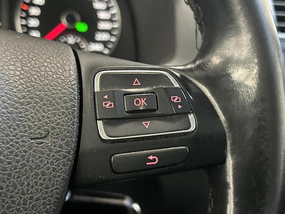 VOLKSWAGEN Touran 2015