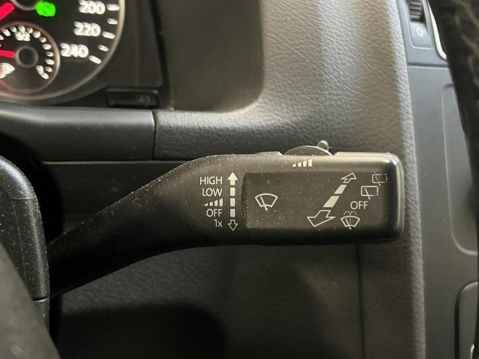 VOLKSWAGEN Touran 2015