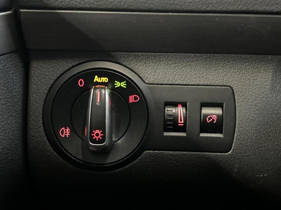 VOLKSWAGEN Touran 2015