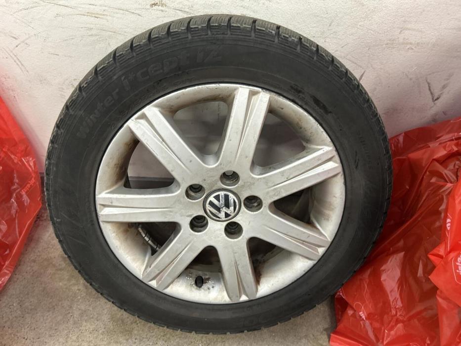 VOLKSWAGEN Touran 2015