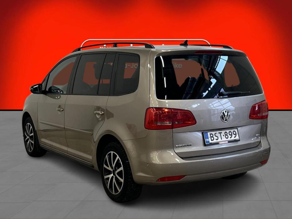 VOLKSWAGEN Touran 2015