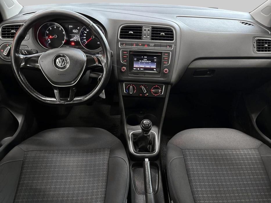 VOLKSWAGEN Polo 2015