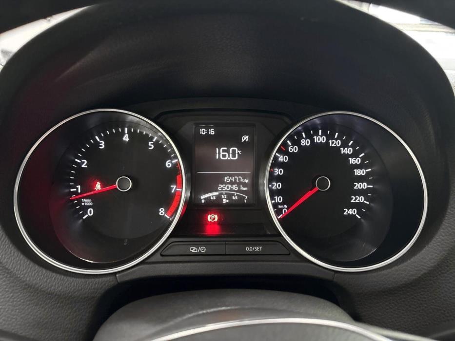 VOLKSWAGEN Polo 2015