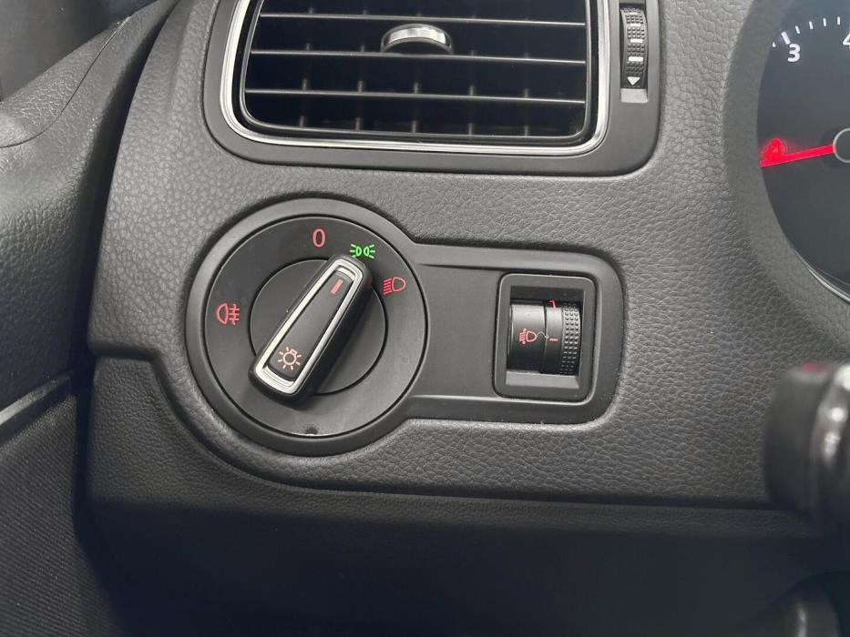 VOLKSWAGEN Polo 2015