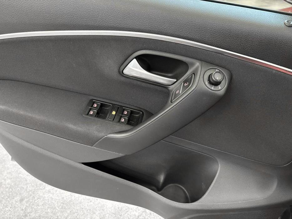 VOLKSWAGEN Polo 2015