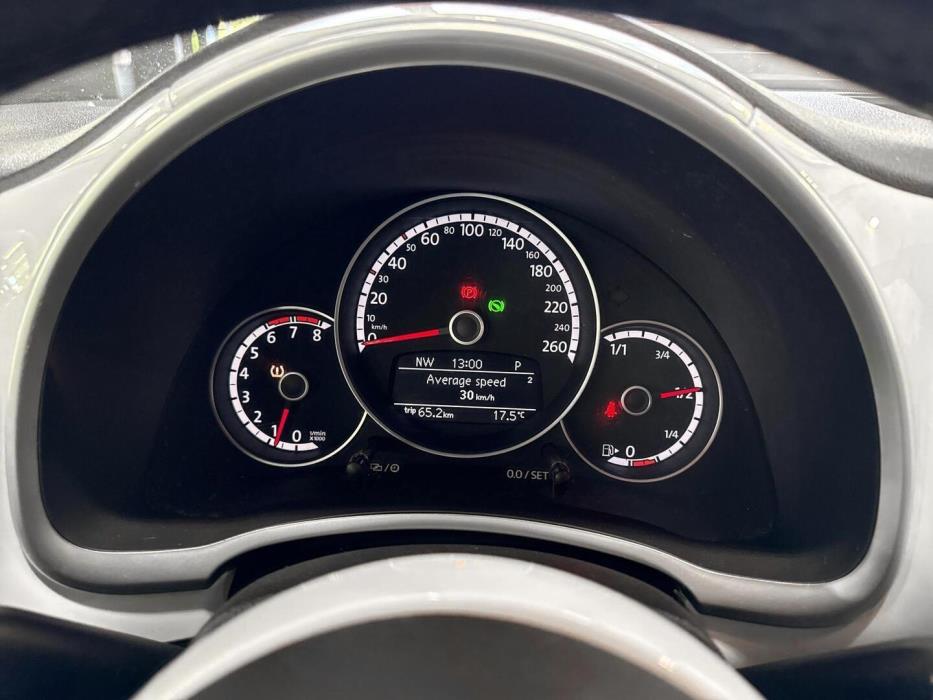 VOLKSWAGEN Beetle 2014
