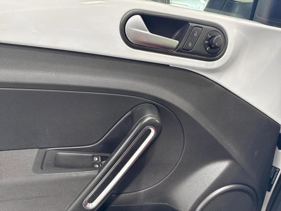 VOLKSWAGEN Beetle 2014