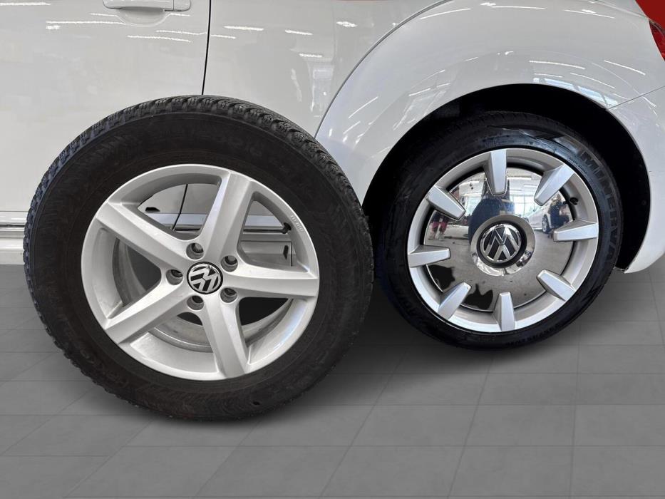 VOLKSWAGEN Beetle 2014