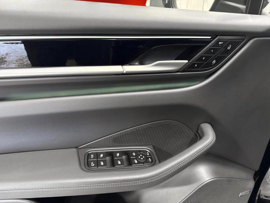 PORSCHE Macan 2024