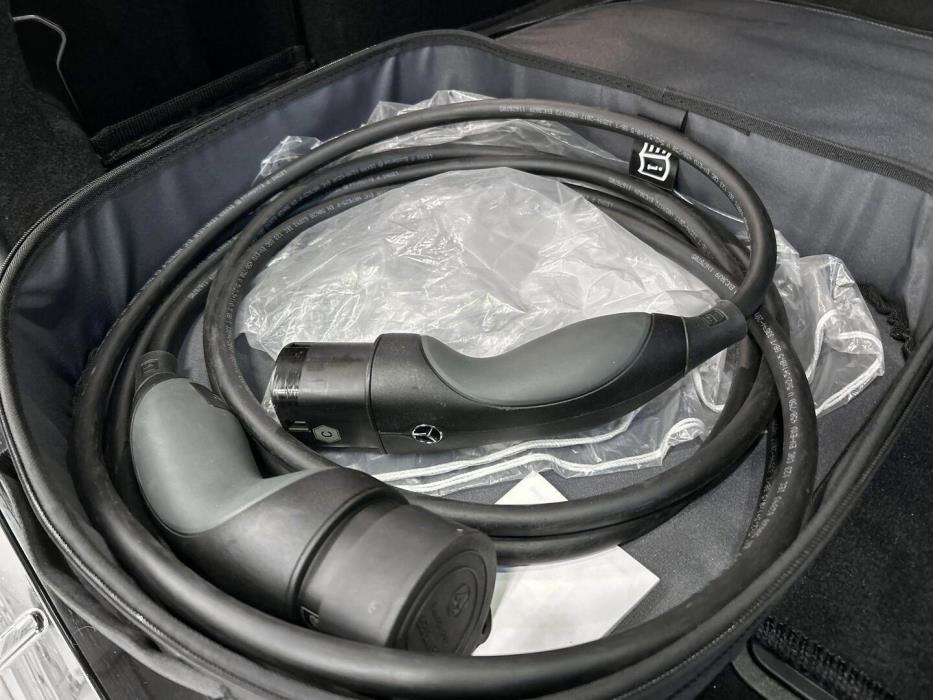 MERCEDES-BENZ EQA 2024