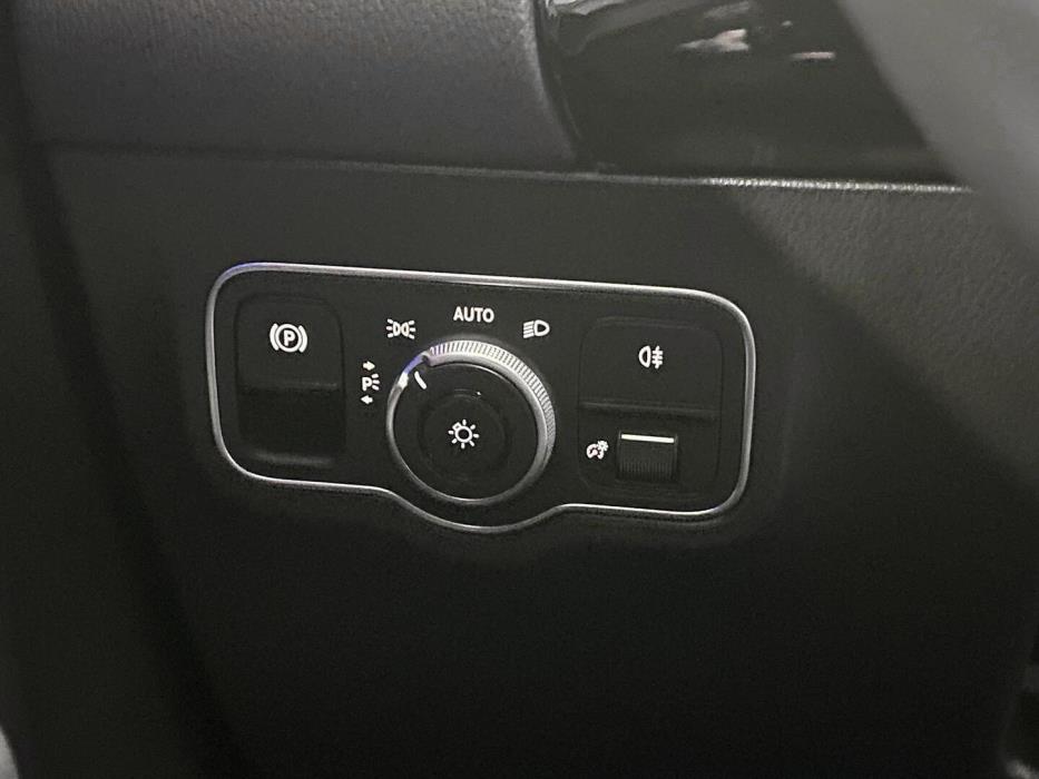 MERCEDES-BENZ EQA 2025